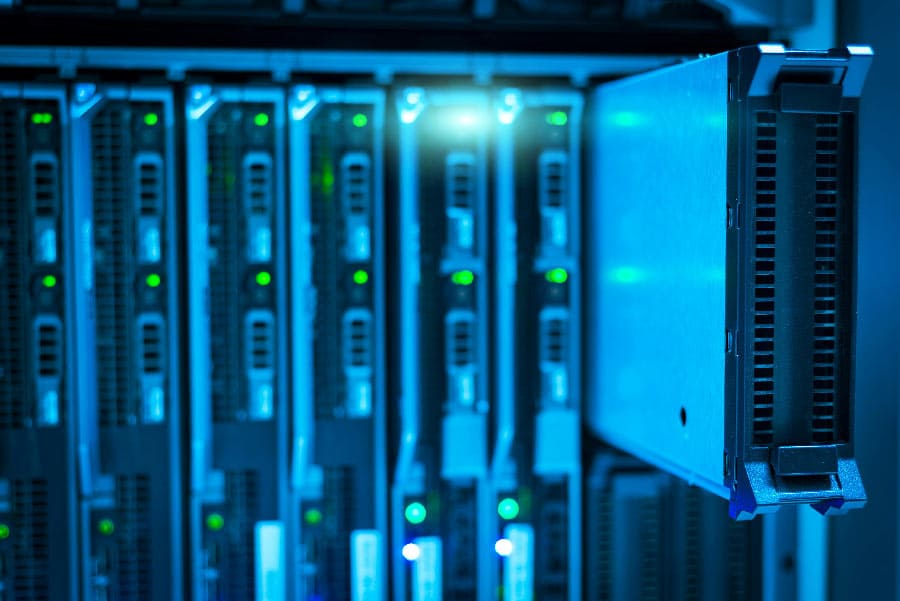 Ein moderner Serverrack leuchtet in kühlem Blau, symbolisiert fortschrittliche Backup-Lösungen zur Datensicherung.