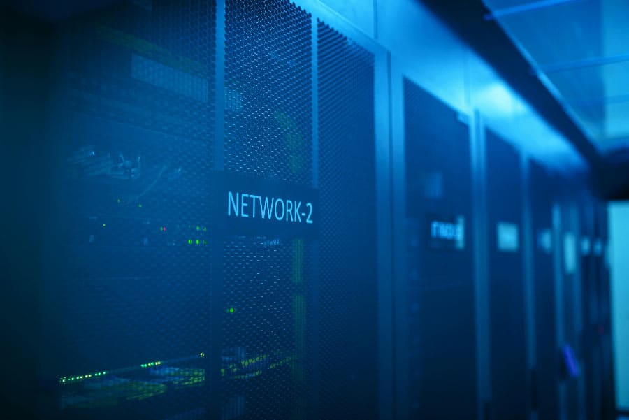 Ein modernes Datenzentrum mit blau beleuchteten Servern, symbolisiert Netzwerksicherheit.