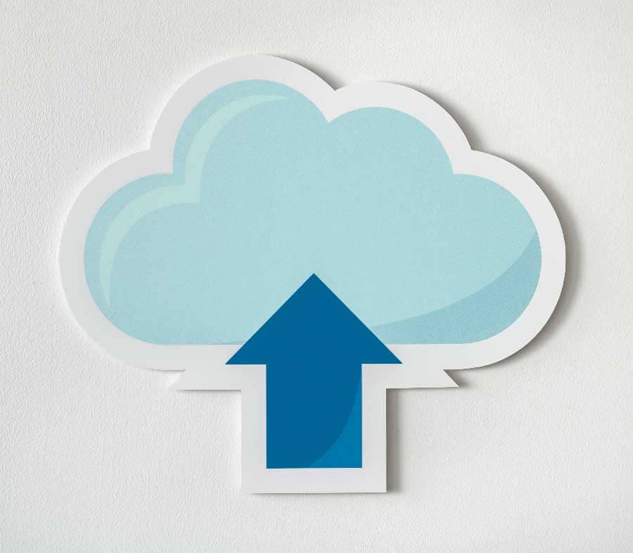 Eine innovative Darstellung von Cloud-Lösungen, dargestellt durch eine weiße Wolke aus Kuben, verbunden mit blauen Datenleitungen vor einem blauen Hintergrund.