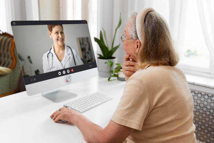 Medizinische Ärztin führt eine Online-Sprechstunde durch, symbolisiert Netzwerkoptimierung in medizinischen Praxen